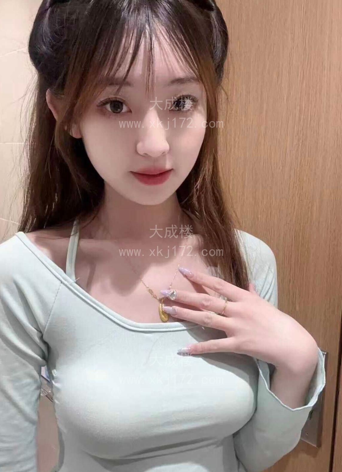 大学生雯雯会夹舌吻