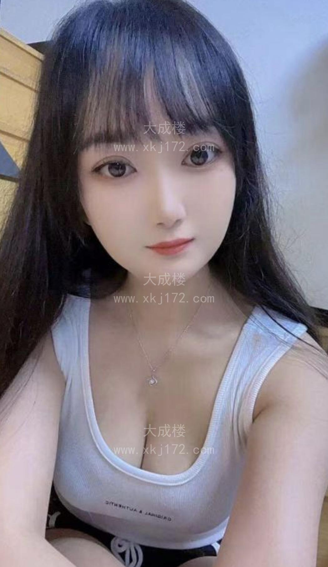 后湖大胸小姐姐